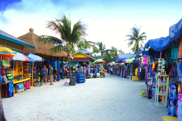 vibrant-colorful-straw-market-on-a-tropical-island